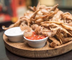 Chrupiące chipsy z obierek ziemniaczanych: sprytny sposób na przekąskę ze skórki ziemniaka