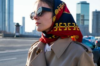 Barwna chusta - modna alternatywa dla czapki. Zobacz, jak ją nosić! 