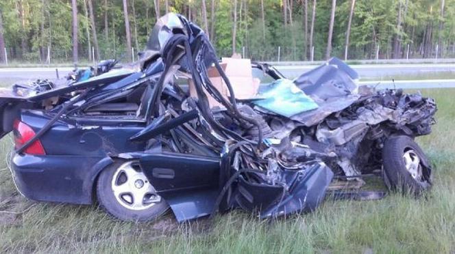 39-letni kierowca miał wielkie szczęście. Wjechał pod tył ciężarówki i przeżył