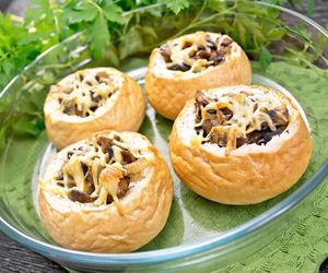 Bułki z farszem z pieczarek i serka wiejskiego. Znikają z talerza w okamgnieniu