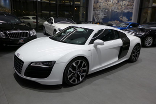 Fit Lovers kupili sobie nowy samochód z silnikiem V10. To sportowe coupe kosztuje krocie!