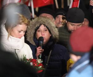 Żona Macieja Wąsika czeka na męża pod więzieniem