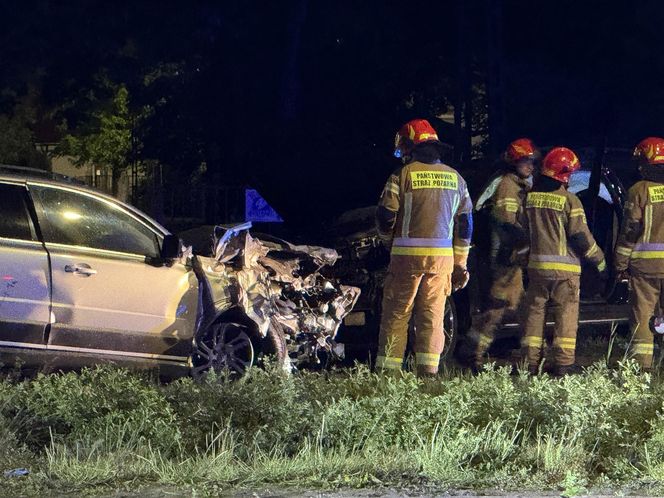  Tragedia na Modlińskiej. Dwie osobówki roztrzaskane. Są ofiary śmiertelne