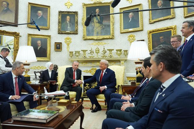 Trump chwali się złotem w Gabinecie Owalnym. "Goście wpadają w zachwyt, najlepszy gabinet w historii"