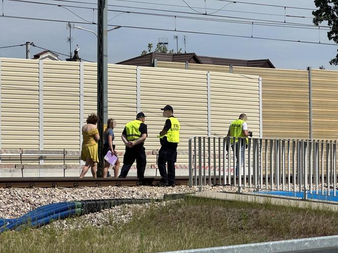 Tragedia w Kobyłce. Pieszy nie żyje, wpadł pod pociąg. 200 osób ewakuowanych	
