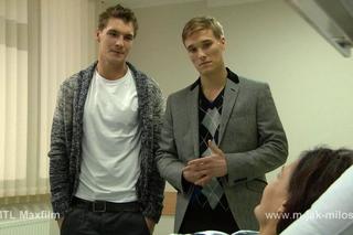 M jak miłość odc. 1050. Marcin (Mikołaj Roznerski), Olek (Maurycy Popiel)