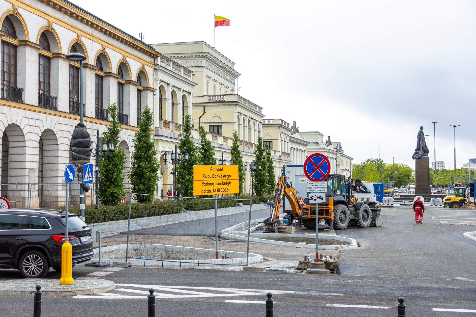Sadzenie zieleni na placu Bankowym w maju 2025 r.