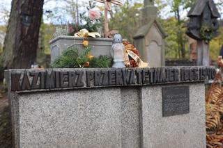 Drewniane rzeźbienia, góralskie korale, kolorowe ornamenty. Oto najpiękniejsze nagrobki na Podhalu