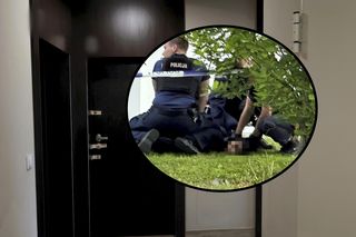 Dotarliśmy do sąsiadów 22-latka, który zaatakował siekierą na UW. Wstrząsające napisy na drzwiach mieszkania