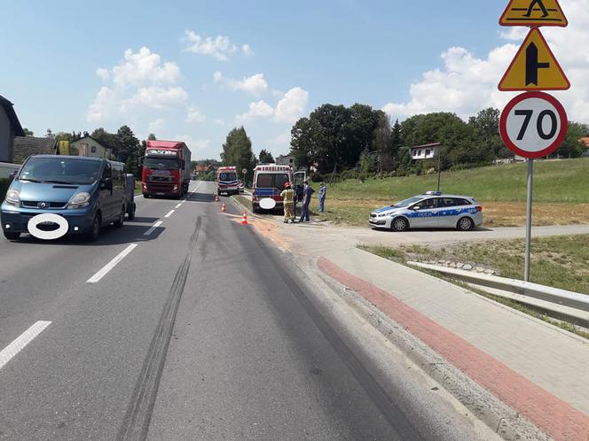 Tworkowa. Kolizja karetki przewożącej testy na koronawirusa