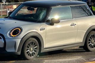 Dramat na Mokotowie. Wpadła pod pędzący samochód, dramatyczna akcja ratunkowa