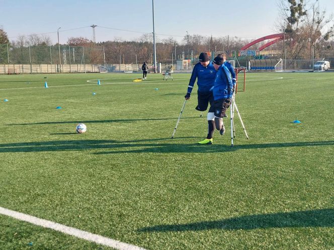 Po amputacji nic sie nie kończy. Trenują w drużynie Amp Futbolu Zawiszy Bydgoszcz. Są jedną nogą w finale