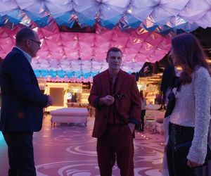 Barwy szczęścia, odcinek 3144. Marek (Marcin Perchuć), aktor (Kosma Konach), aktorka (Anna Chorostecka)