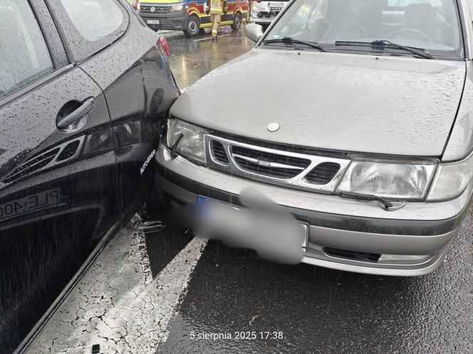 ​Karambol w deszczu przy wyjeździe z galerii handlowej w Lesznie 