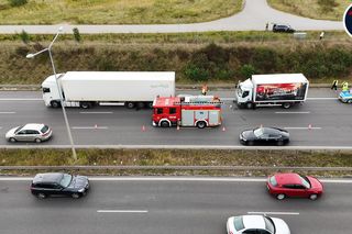 Osobówka wbiła się między dwa tiry. Dramatyczny wypadek na S8