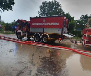 Zalane ulice, woda w budynkach. Dramatyczna sytuacja w Suchaczu i Tolkmicku