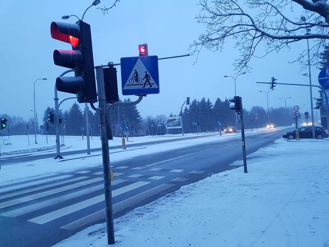 Zima zaatakowała w Olsztynie. Sypie śnieg, na drogach ślisko [ZDJĘCIA]