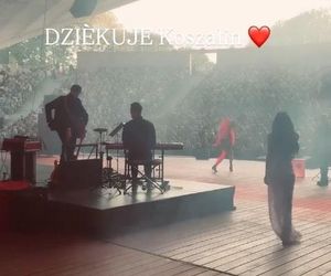 Justyna Steczkowska niczym papież! Gwiazda wyciąga rękę do fanów ze swojego jusiamobile