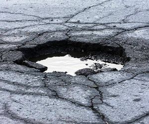  Paraliż w Warszawie. Awaria wodociągowa zarwała jezdnię al. Wilanowskiej