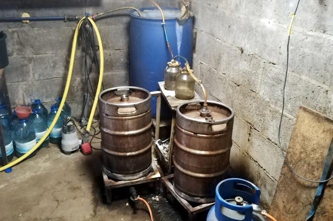 KAS zlikwidowało bimbrownię. Na miejscu prawie 170 l alkoholu