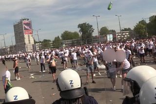 Służby opublikowały szokujące nagranie. Kibice rzucali w policjantów szklanymi butelkami. „Zatrzymali blisko 100 osób”.