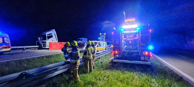 Śmiertelny wypadek na S8 pod Wieruszowem. Mężczyzna zginął w zderzeniu dwóch tirów [ZDJĘCIA].