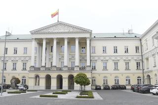 Zakaz krzyży w warszawskich urzędach. Nowe oświadczenie ratusza