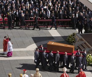 Zaczął się pogrzeb papieża Franciszka. Jedna z największych takich ceremonii w historii