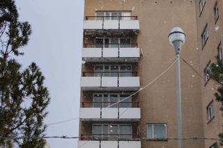 Rosjanie okupują te budynki w Warszawie. Są ogrodzone wysokimi murami i naszpikowane kamerami