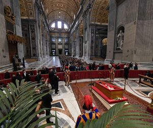 Tłumy w Watykanie. Wierni oddają hołd papieżowi Franciszkowi