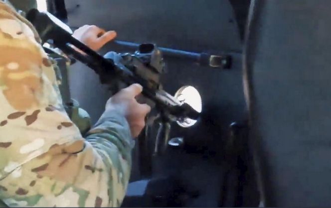 Starnowali bramę samochodem pancernym, obok lądował śmigłowiec z antyterrorystami. Spektakularna akcja policji na Mazowszu