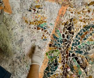 Czyszczenie mozaiki w Kiekrzu z bazgrołów