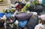 Góra śmieci na cmentarzu w Brzesku
