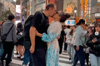 Anna Mucha w obłędnej kiecce migdali się z ukochanym na środku zatłoczonej ulicy! Co za sceny!