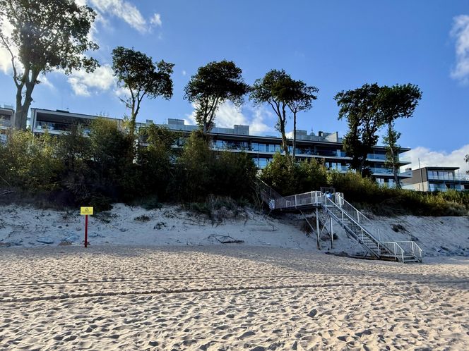 Widok z plaży na apartamenty Hevenia w Rewalu