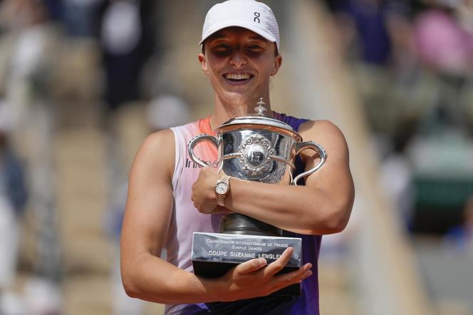 Zjawiskowa Iga Świątek świętuje zwycięstwo w Roland Garros