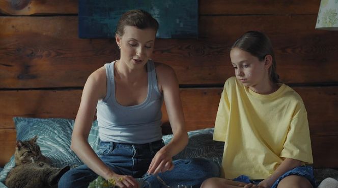 M jak miłość, odcinek jubileuszowy. Natalka (Dominika Suchecka), Hania (Wiktoria Basik)