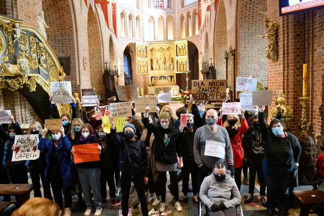 Poznań: Protest w sprawie aborcji w katedrze! "Katoliczko, nie jesteś sama" [ZDJĘCIA] 