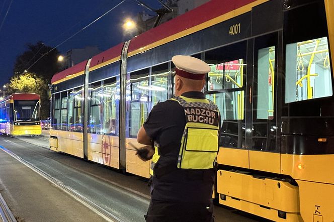 Wielkie utrudnienia w Warszawie, tramwaje na trasach objazdowych. Policja zablokowała przejazd na dużym skrzyżowaniu