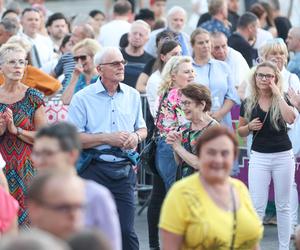 Potańcówka przed teatrem w Katowicach