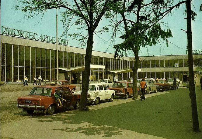 Tak zmieniał się dworzec Olsztyn Główny. Po dawnej wieży zegarowej nie ma znaku