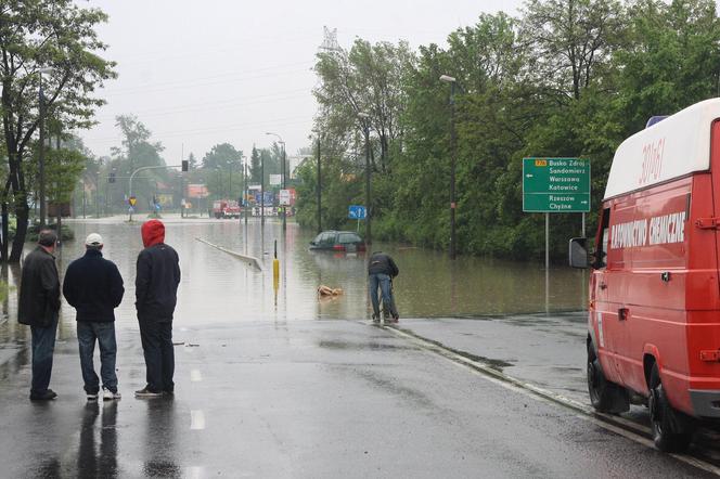 Wielka woda wdzierała się do domów. 14 lat temu Kraków i Małopolska walczyły z powodzią