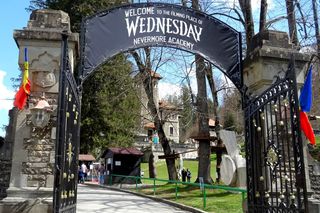 Zamek z serialu Wednesday istnieje naprawdę. Tak w rzeczywistości wygląda Nevermore