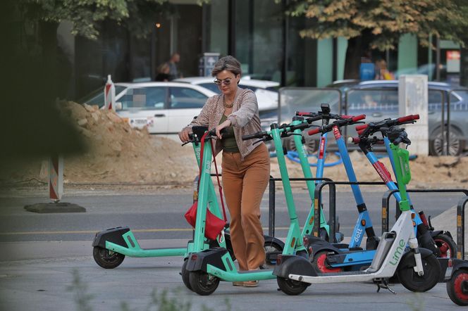 Monika Richardson pędzi na hulajnodze