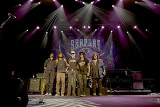 Slash zapowiada nowy album koncertowy i film „Live at the S.E.R.P.E.N.T. Festival”! Posłuchaj singla