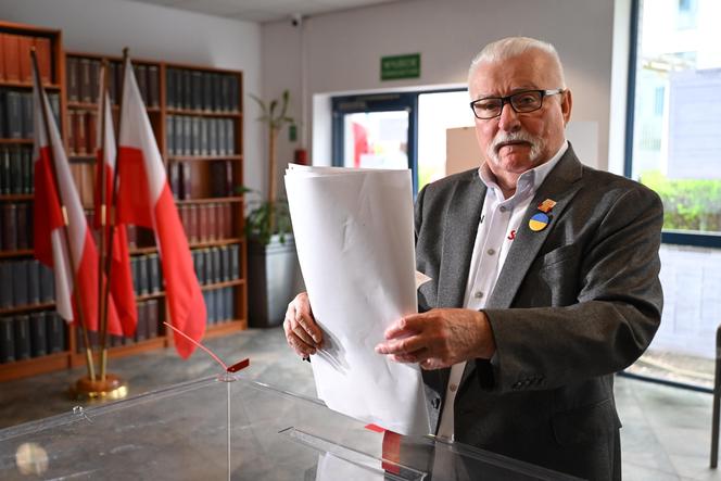 Lech Wałęsa głosuje w wyborach