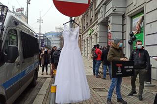 Protest branży ślubnej przed biurem PiS w Katowicach! Domagają się informacji od rządu kiedy będą mogli wrócić do pracy [ZDJĘCIA, WIDEO]