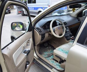 Dwulatka uwięziona w rozgrzanym aucie. Policjanci wybili szybę, by uratować dziecko