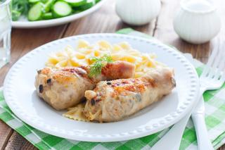 Pałki kurczaka nadziewane mięsem i pieczarkami: pyszny obiad za grosze