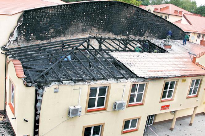 Płomienie strawiły dach szkoły